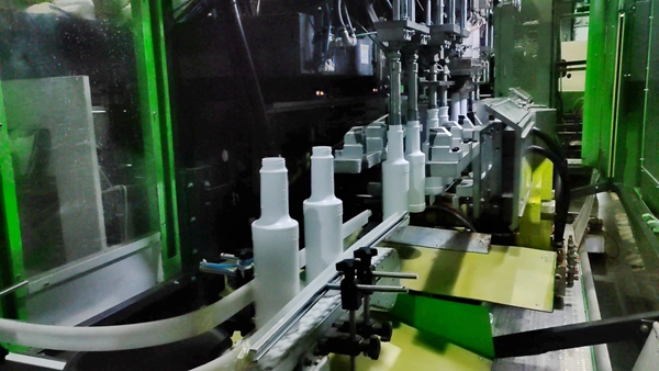 興田塑膠:吹塑生產(chǎn)車間自動(dòng)化傳送線 興田塑膠:吹塑生產(chǎn)車間自動(dòng)化傳送線