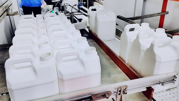 興田塑膠:吹塑廠家打包生產(chǎn)線 興田塑膠:吹塑廠家打包生產(chǎn)線